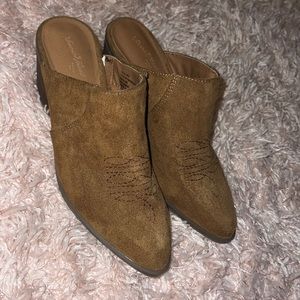 Universal thread , tan mules. Size 6. Worn once.